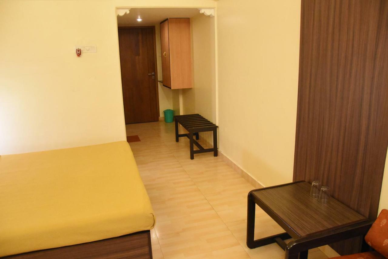 Hotel Landmark Ratnāgiri Exterior foto